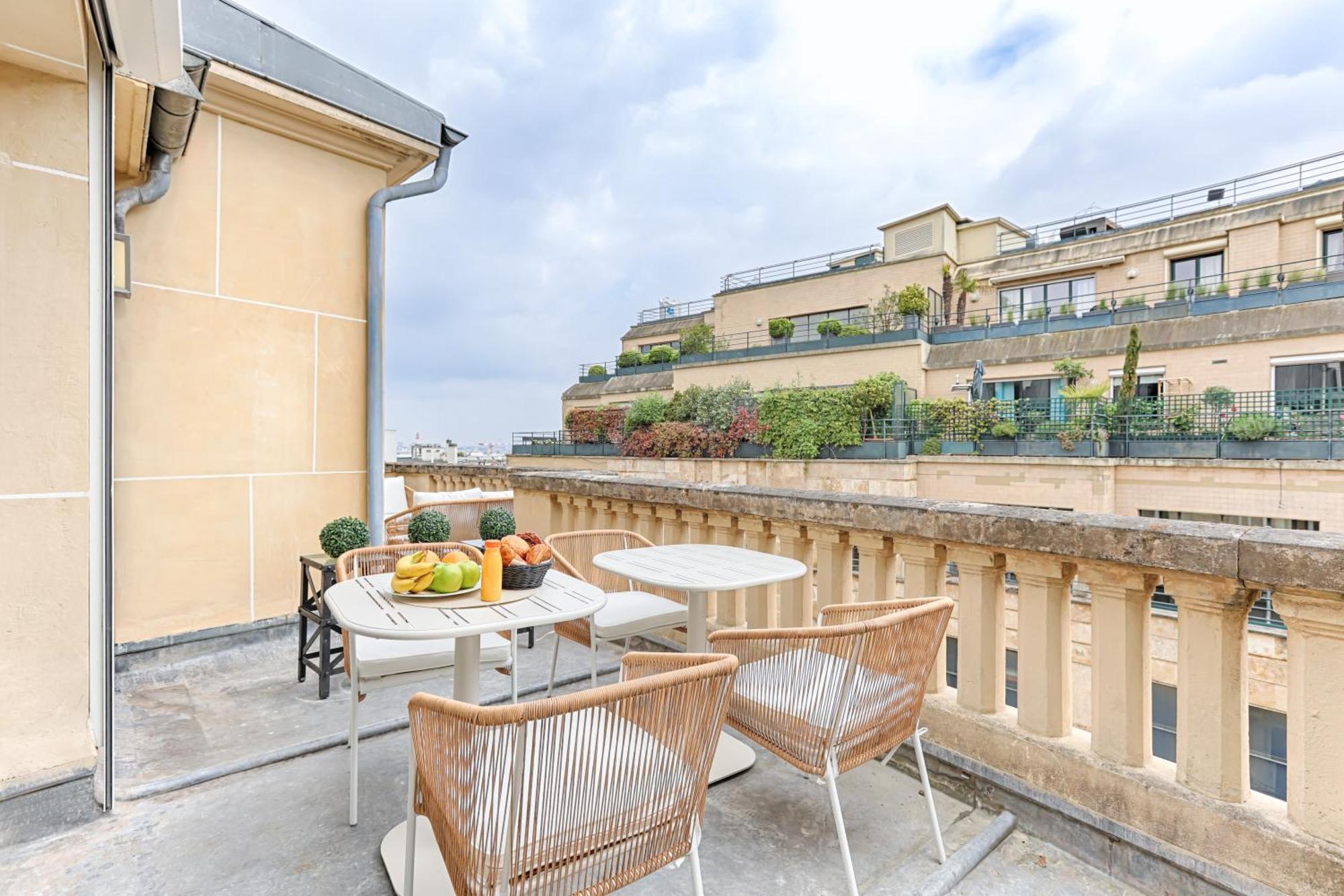 De Luxe Avec Terrasse Sur Les Champs Elysees *