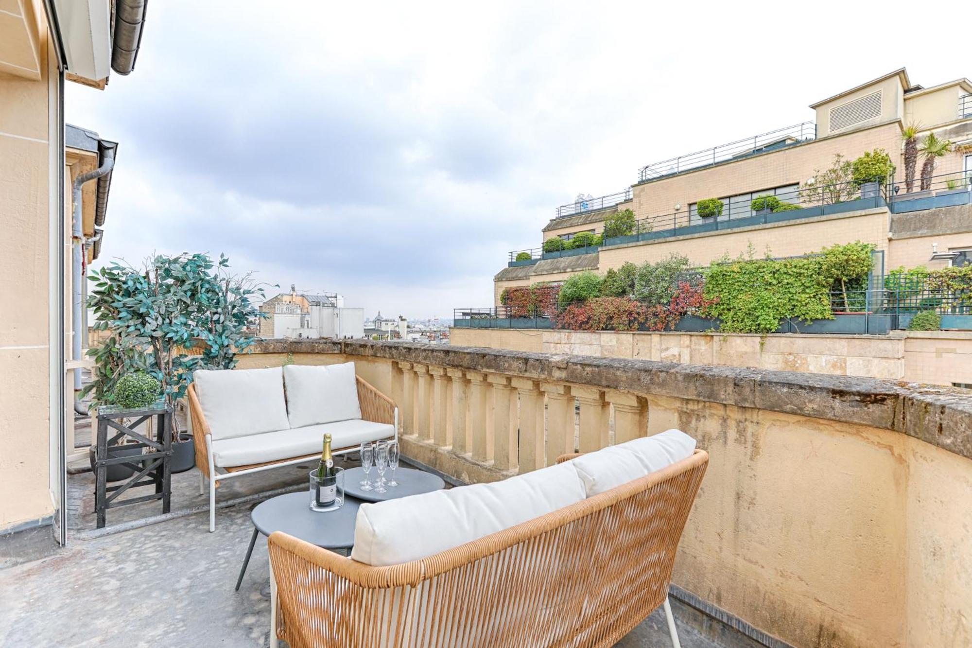 De Luxe Avec Terrasse Sur Les Champs Elysees * Paris
